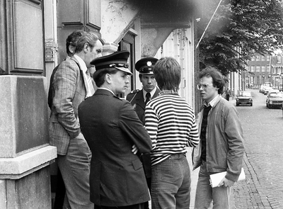 835027 Afbeelding van de politie in overleg tijdens de bezetting van het Labrehuis (Plompetorengracht 8) te Utrecht ...